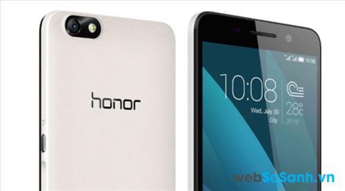Có độ phân giải ngang nhau, nhưng độ mở ống kính của camera trên smartphone Honor 4X có độ mở lớn hơn