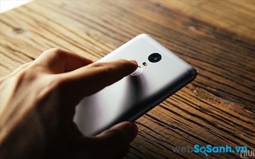 Xiaomi Redmi Note 3 được trang bị cảm biến vân tay, điều này giúp tăng cường hơn bảo mật cho điện thoại của bạn.