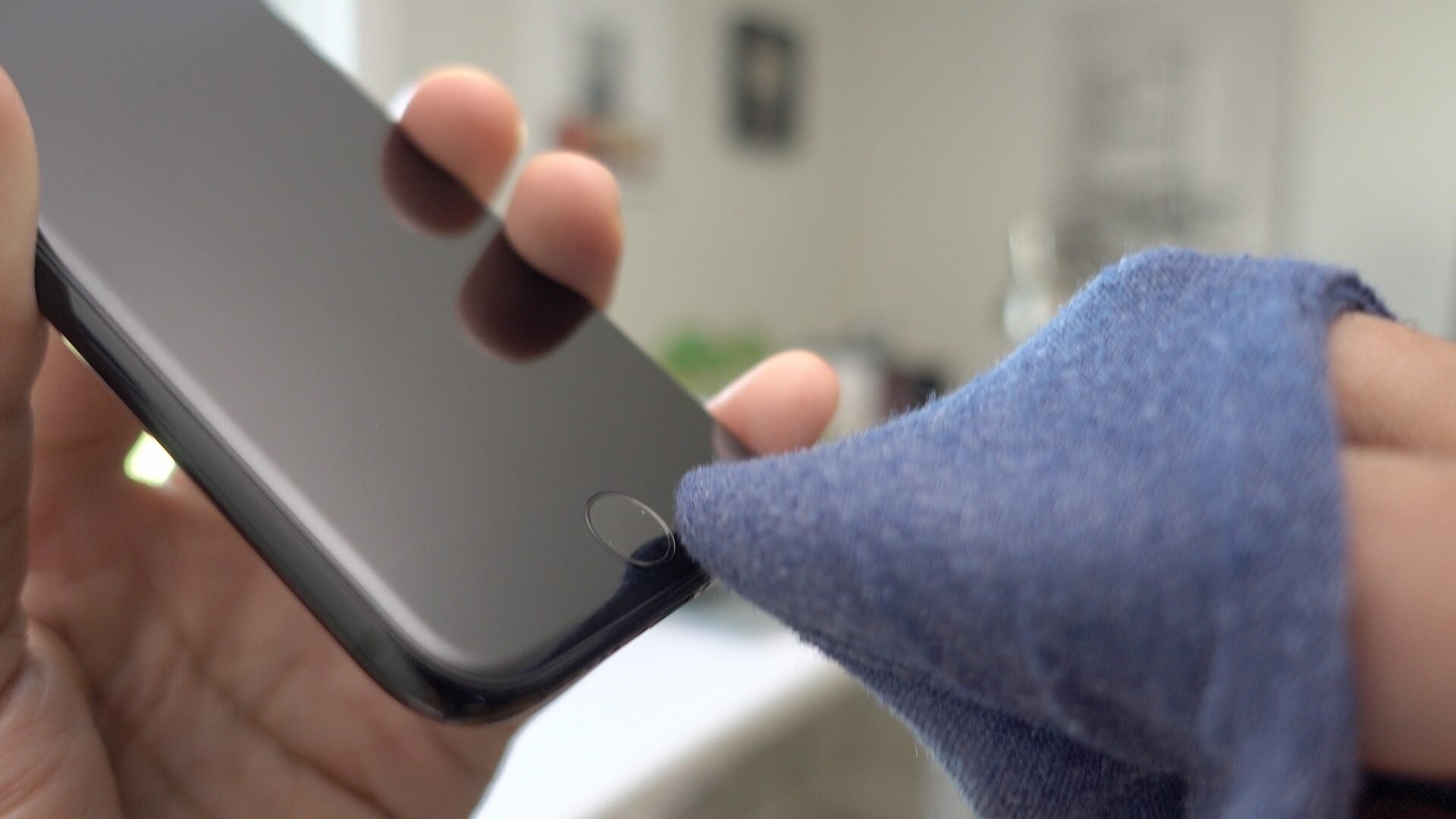 Dùng vải mềm để lau sạch iPhone