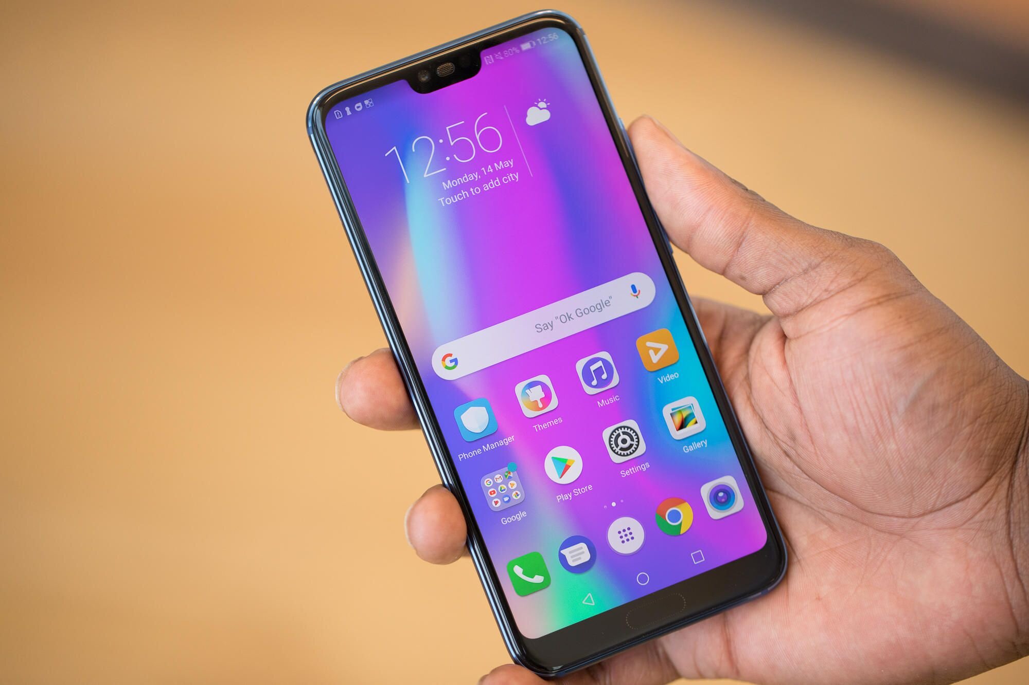 Honor 10 có thể nạp đầy pin trong vòng 98 phút, giúp bạn thoải mái lướt web, chơi game, giải trí suốt thời gian dài