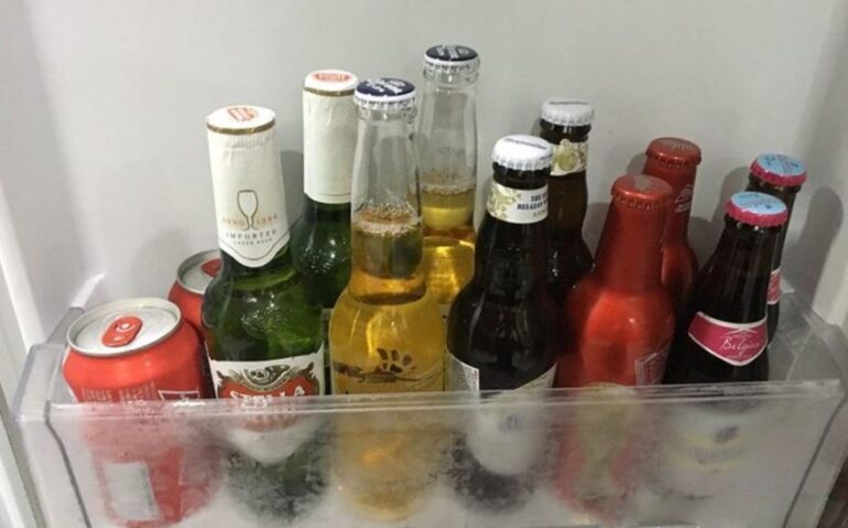 Nên bảo quản bia nước ngọt ở cánh tủ lạnh là vị trí thích hợp