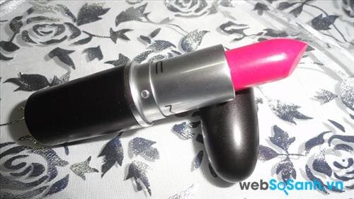 Độ bám màu của son MAC Matte Lipstick in Pink Pigeon khá tốt, lên đến 5 - 6 tiếng