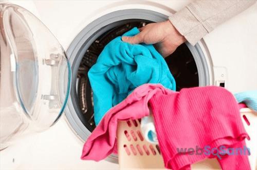 Cho lượng quần áo vừa đủ khi giặt máy