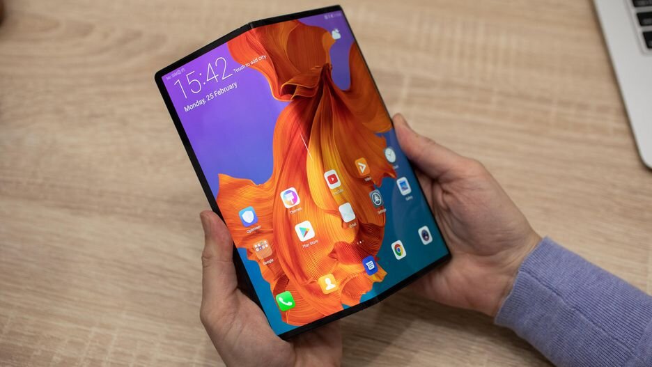 Huawei Mate X có thiết kế gập ngược lại so với Galaxy Fold