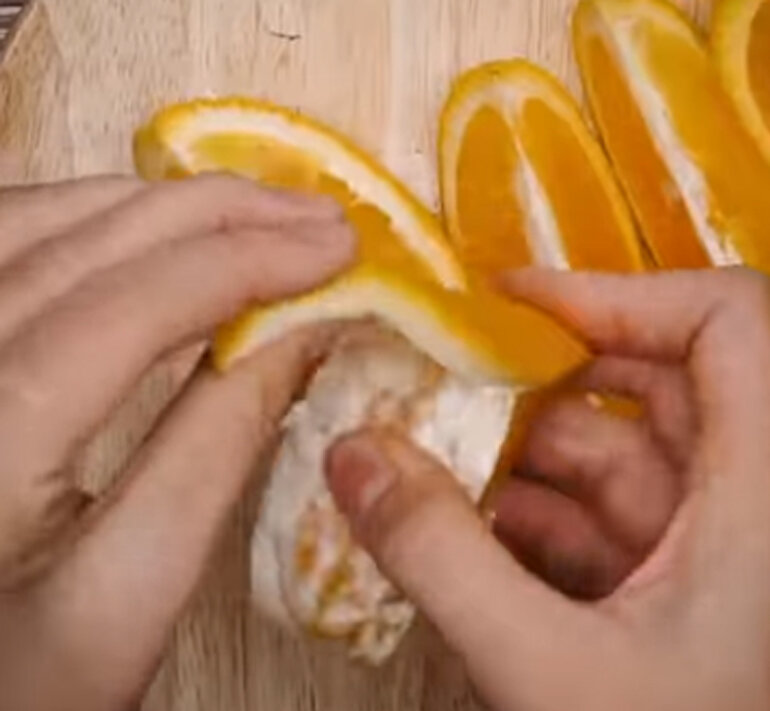 bổ quả cam ra làm 4 hoặc 6 miếng như mình ăn bình thường lọc lấy vỏ cam