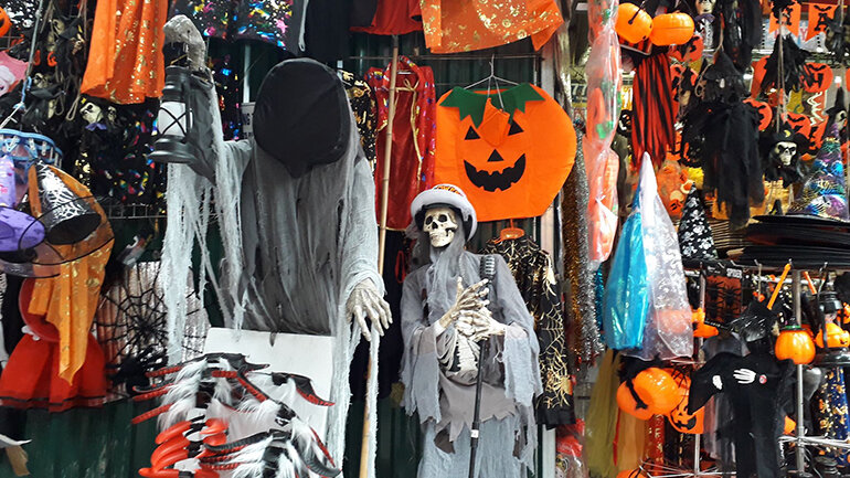 Để ngày hội Halloween thêm phần ấn tượng, hãy chọn phụ kiện thật