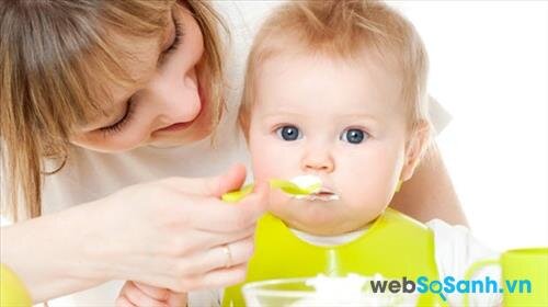 bạn chỉ có thể cho trẻ ăn sữa chua khi trẻ đủ 6 tháng tuổi
