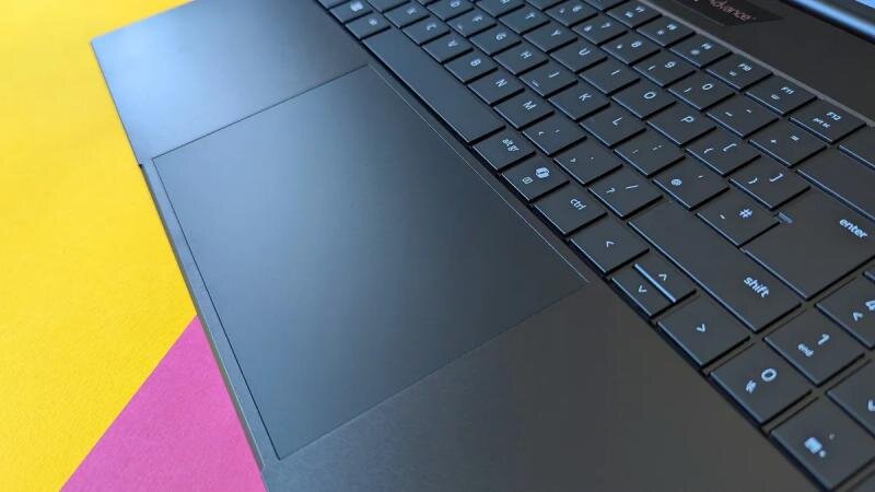 Razer Blade 18 (2025): Quái vật hiệu năng nhưng có đáng đồng tiền bát gạo?