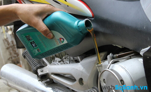 Cần kiểm tra bình nhớt cẩn thận trước khi thay dầu xe
