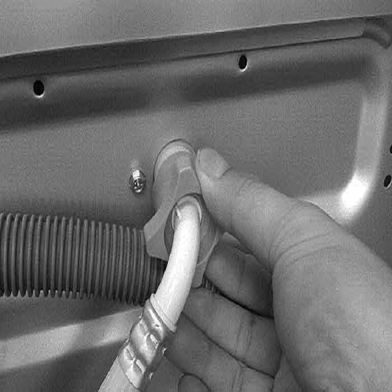 Phao áp lực nước được kết nối với lồng giặt máy bằng một ống silicon
