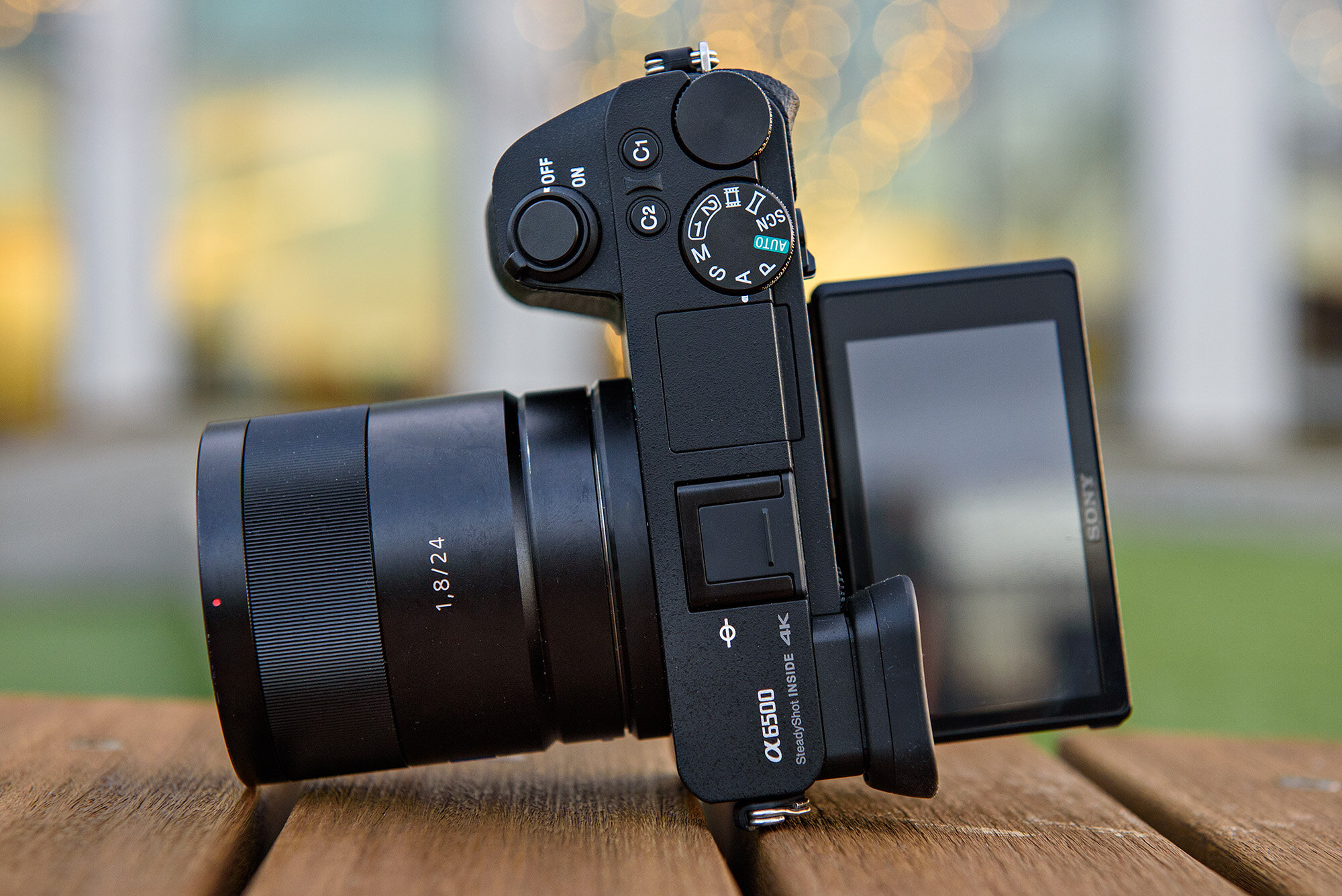Ngoại hình của máy ảnh mirrorless Sony A6500