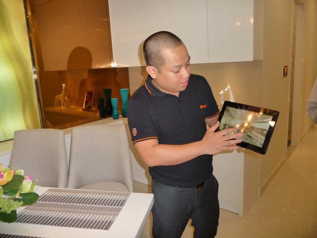 Ông Vũ Thanh Thắng giới thiệu điều khiển nhà thông minh SmartHome qua giao diện 3D trực quan trên máy tính bảng.