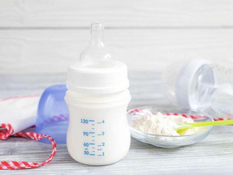 Bình sữa là vật dụng không thể thiếu đối với các bé sơ sinh