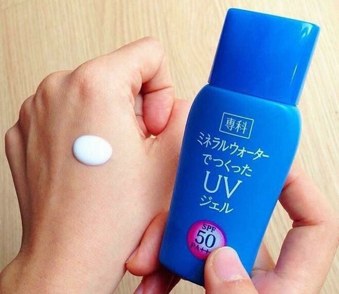 Gel chống nắng Senka Mineral Water UV Gel SPF50 PA+++