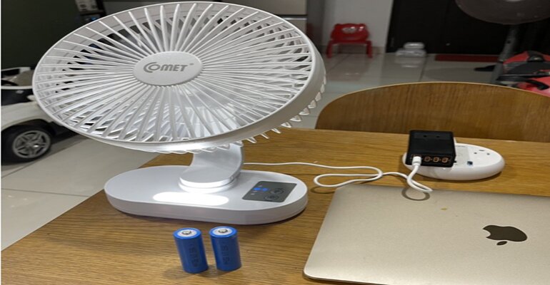 Comet CRF1406 có tích hợp cổng sạc USB tiện lợi giúp bạn dễ dàng sạc mọi nơi ngay cả khi không có ổ cắm điện quạt tích điện Comet CRF1406