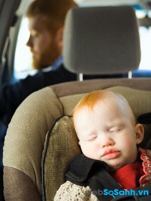 Tranh thủ những giấc ngủ trưa cho bé ngay trong xe ô tô