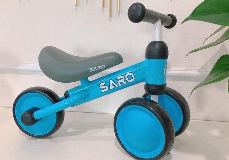 Xe chòi chân 3 bánh Saro được nhiều phụ huynh lựa chọn cho con yêu