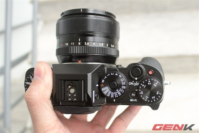 X-T1 hỗ trợ truyền ảnh không dây qua Wi-Fi với phím bấm chuyên dụng và nút kích hoạt quay phim ngay cạnh phím chụp hình.