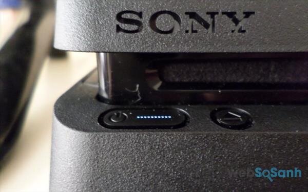 PS4 Slim sử dụng tổ hợp phím vật lý kết hợp đèn LED