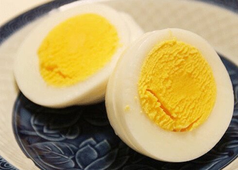 Trứng luộc bằng trứng cũ dễ bóc vỏ hơn so với trứng mới 