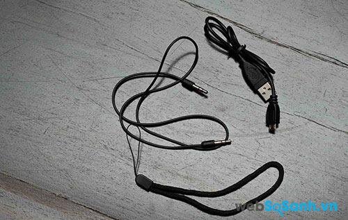 Dây sạc USB, dây nối audio và dây đeo tay đi kèm chiếc Onbeat-200