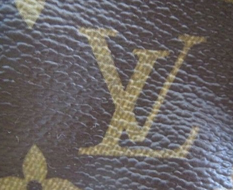 Kiểm tra kỹ màu sắc Louis Vuitton