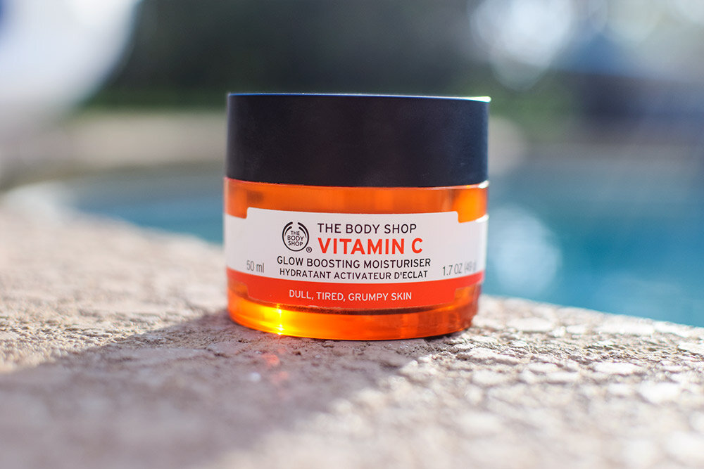 Vitamin C nổi tiếng là có khả năng trị mụn, làm sáng da, làm đều màu da và giúp da mịn màng