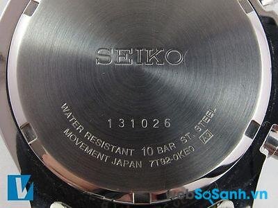 Số series được in trên mặt sau của đồng hồ Seiko, với hình trên là 