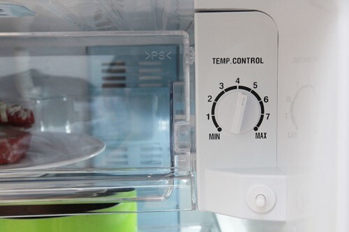 nút điều chỉnh nhiệt độ ở tủ lạnh