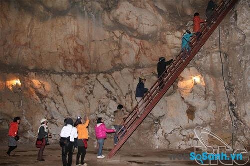 Du khách khám phá hang Mỏ Luông