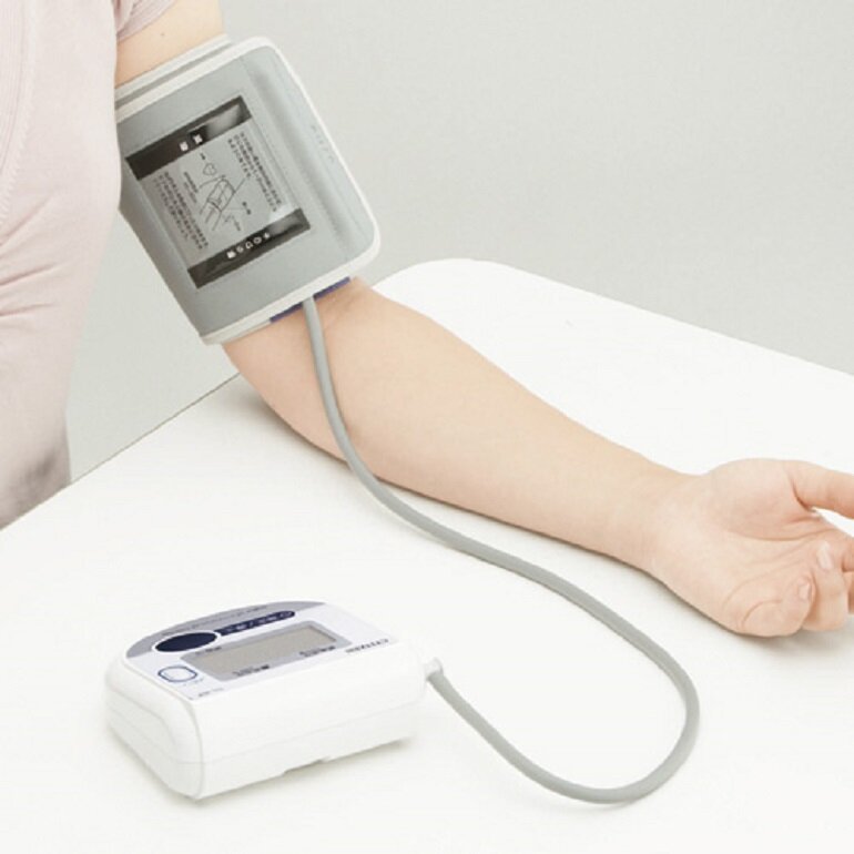 sử dụng máy đo huyết áp bắp tay 