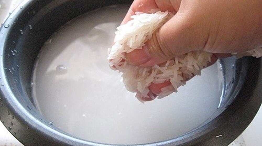 Sai lầm vo gạo trực tiếp trong ruột nồi cơm điện