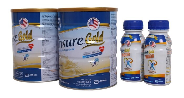 Ngoài dạng bột, sữa Ensure Gold còn có dạng nước pha sẵn, rất tiện dụng.
