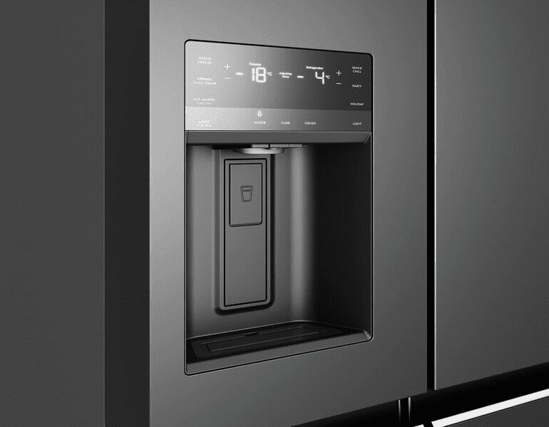 Tủ lạnh Electrolux Inverter EQE6879A-B có bảng điều khiến cảm ứng thông minh, tiện ích