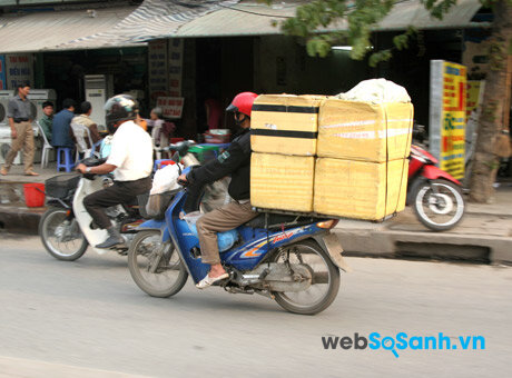 Khi chở đủ tải, xe máy có dầu hiệu bị lệch tay lái là dấu hiệu cho thấy giảm xóc của bạn có vấn đề