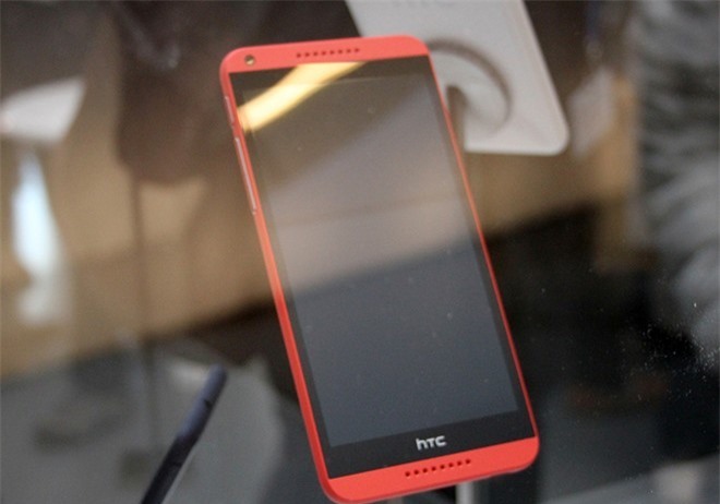 Dựkiến, HTC Desire 816 sẽ được bán tại Trung Quốc vào tháng sau với 6 phiên bản màu bao gồm đen, trắng, cam, xanh lá, xanh dương đậm và xám. Giá bán chính xác của chiếc phablet tầm trung này vẫn chưa được tiết lộ.