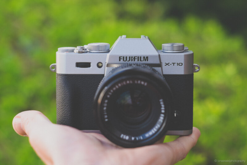 Máy ảnh Fujifilm X-T10 nhỏ gọn trong lòng bàn tay.