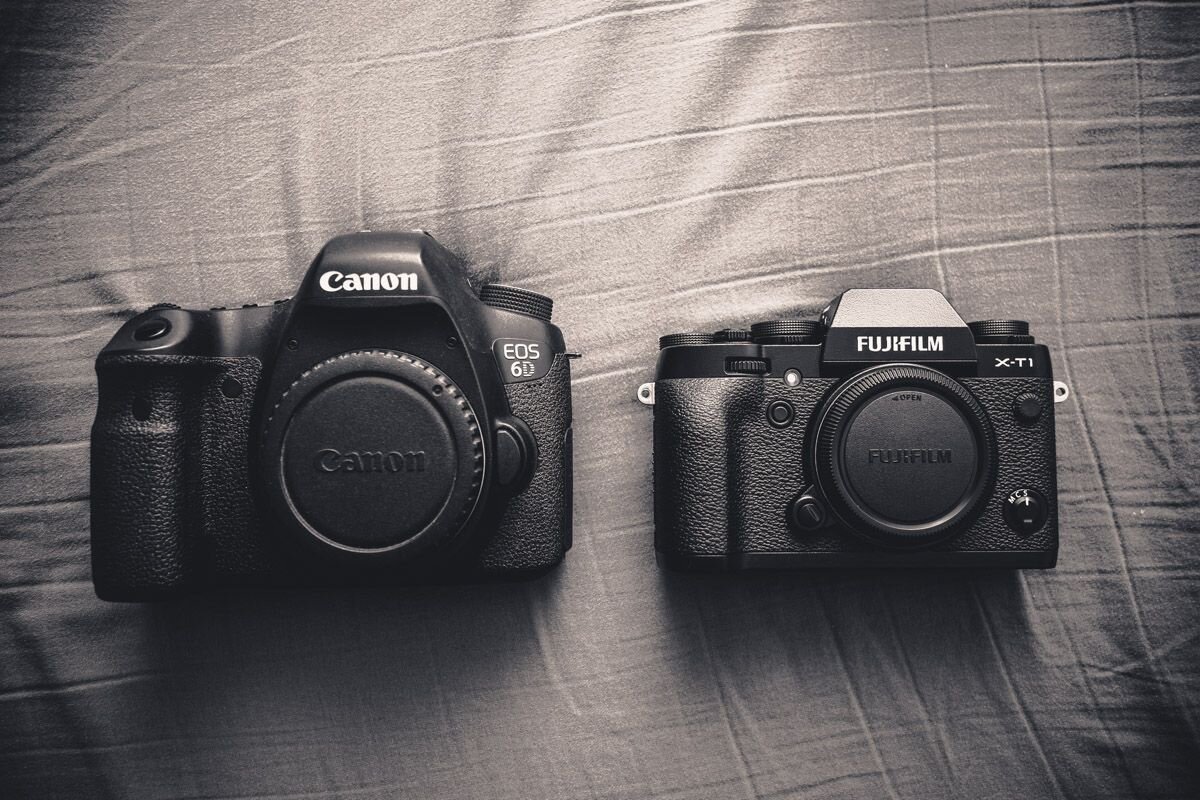 So sánh thiết kế giữa máy ảnh Canon và Fujifilm.