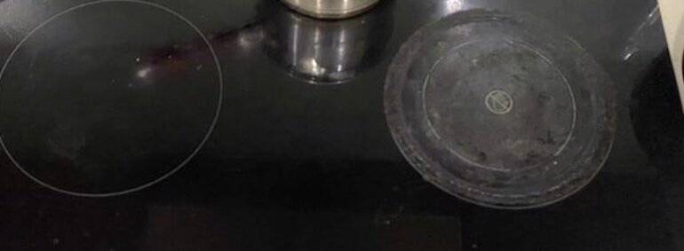 Thay mặt kính bếp từ Sunhouse khi không vệ sinh thường xuyên