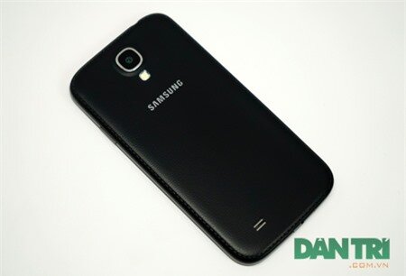 Nắp lưng là khác biệt lớn nhất so với Galaxy S4 bản thường.