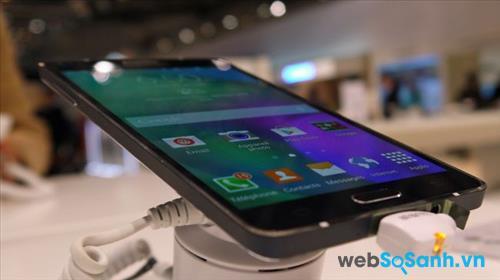 Galaxy A7 được Samsung trang bị màn hình công nghệ Super AMOLED cho hình ảnh sắc nét và góc nhìn rộng
