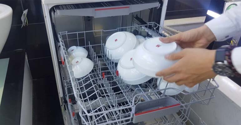 Lợi ích mà muối trong máy rửa bát mang lại là gì? muoi may rua bat 2