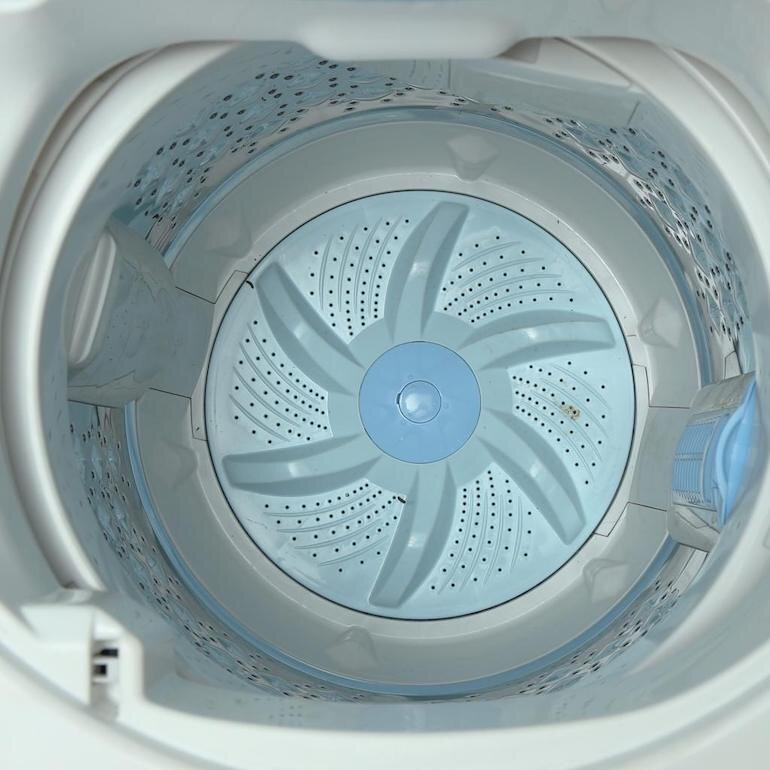 cách đổ nước giặt vào máy giặt cửa trên