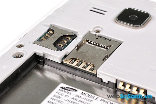 Nắp lưng Samsung Galaxy J1 có thể tháo rời để thấy các khe cắm Sim và thẻ nhớ
