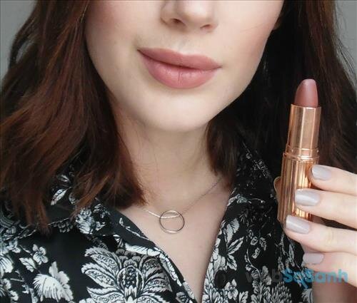 Không những có bao bì sang chảnh mà son Charlotte Tilbury Matte Revolution còn được đánh giá cao về màu son, độ lì, độ bám