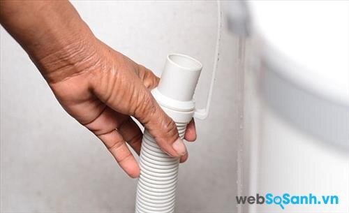 Bạn cần chú ý kiểm tra ống xả nước của máy giặt thường xuyên