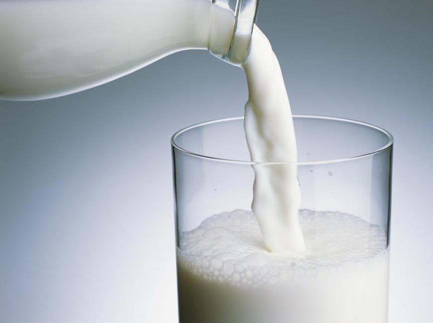 Cho thêm vài hạt muối và sữa, bạn có thể giữ sữa tươi trong 3-4 ngày