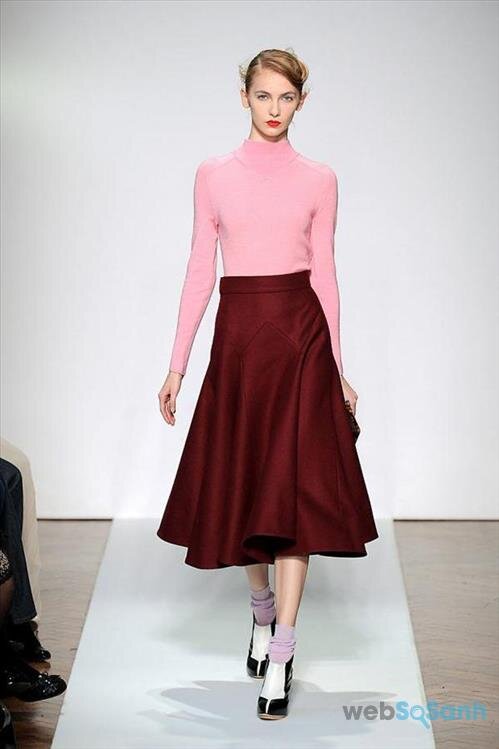 Một chiếc váy midi bồng bềnh màu đỏ burgundy sẽ mang lại cho bạn sự thanh lịch và đầy hấp dẫn