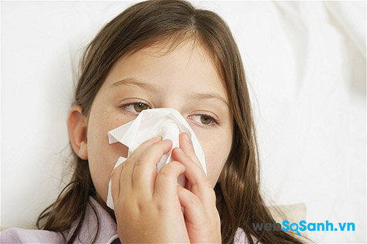 Bé bị cảm cúm khi: Bé bị khản giọng, ho khan hoặc ho ướt không phân biệt ngày hay đêm