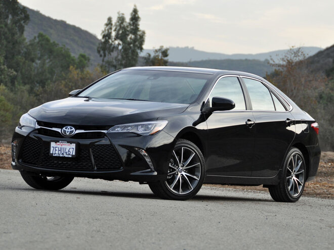 Toyota Camry 2016 cho cảm giác lái hế sức đầm chắc và khỏe máy